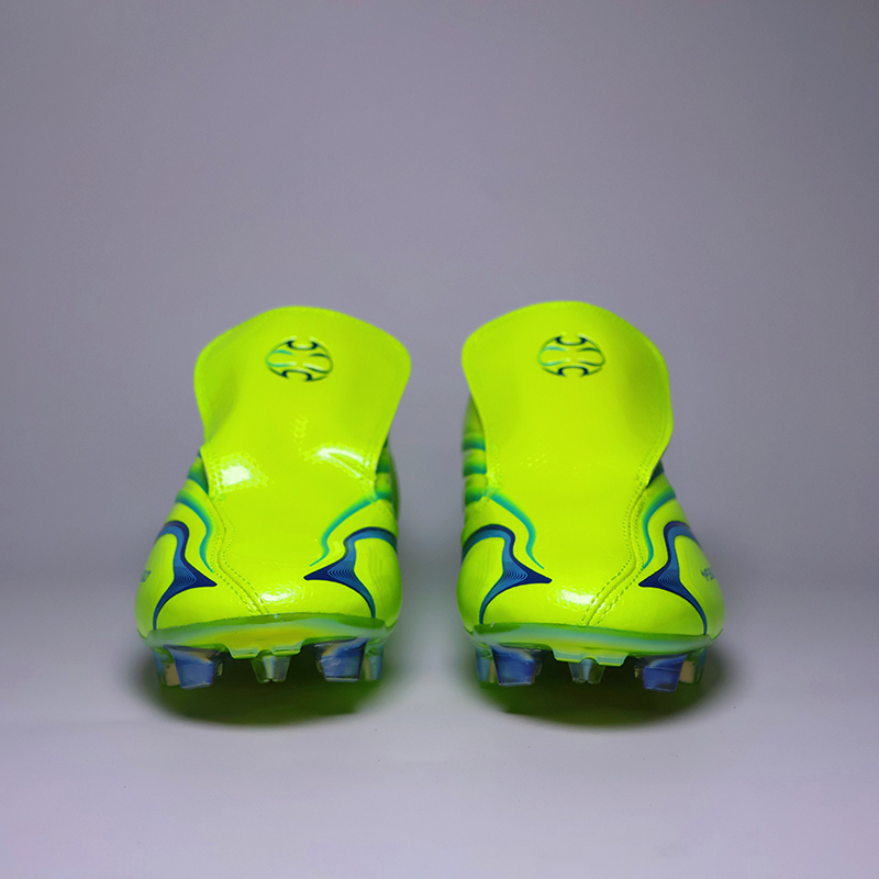 Scarpe da Calcio Professionali - Sports Equipment For Boys recensione e prezzo